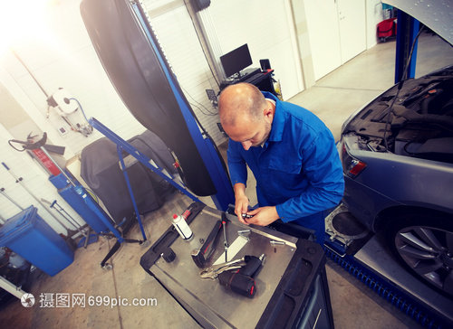 汽車技工 車間里的“汽車醫生”