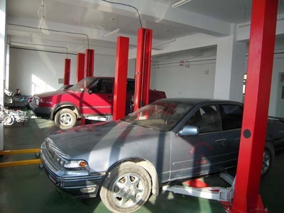 汽車維修車間 守護(hù)安全與性能的專業(yè)堡壘